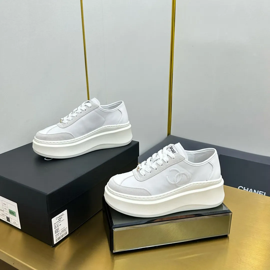 👟👟Ex-factory price 600👟👟 Upgraded version, upgraded version, upgraded version! No rebuttal accepted! ! ! ! Chanel Chanel panda shoes! 2025 counter's top casual sports shoes. This classic design; the upper is electro-embroidered with a variety of techniques; the outsole is fashionable and sporty; the unusual inclusion of a variety of color matching elements... The diversified mix and match is very good-looking and versatile, and can be used for leisure, fashion, sports, and outdoor... ꫛꫀꪝ Go➫ Materials: ❶Upper made of: original imported first-layer silk cowhide + original waterproof cloth + original first-layer cowhide ❷Inner lining: Original Yangli+Net ❸Outsole based on: Original TPU combination outsole Counter boutique packaging complete set for women 35–41 👉 👉